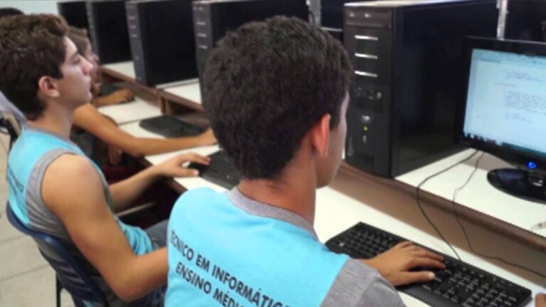 Transforme sua Carreira com o Curso Tecnológico de Informática