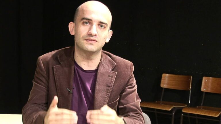 Transformando Vidas: O Impacto das Escolas Profissionais de Teatro